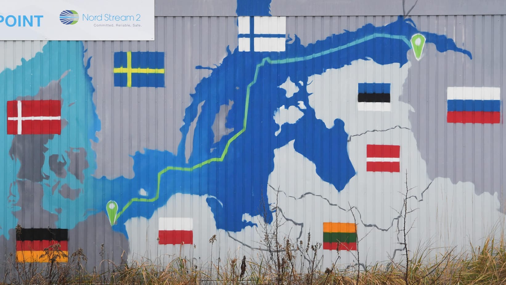 Im Gewerbegebiet Lubmin: Auf einem Container ist der Verlauf von Nord Stream 2 durch die Ostsee aufgemalt.