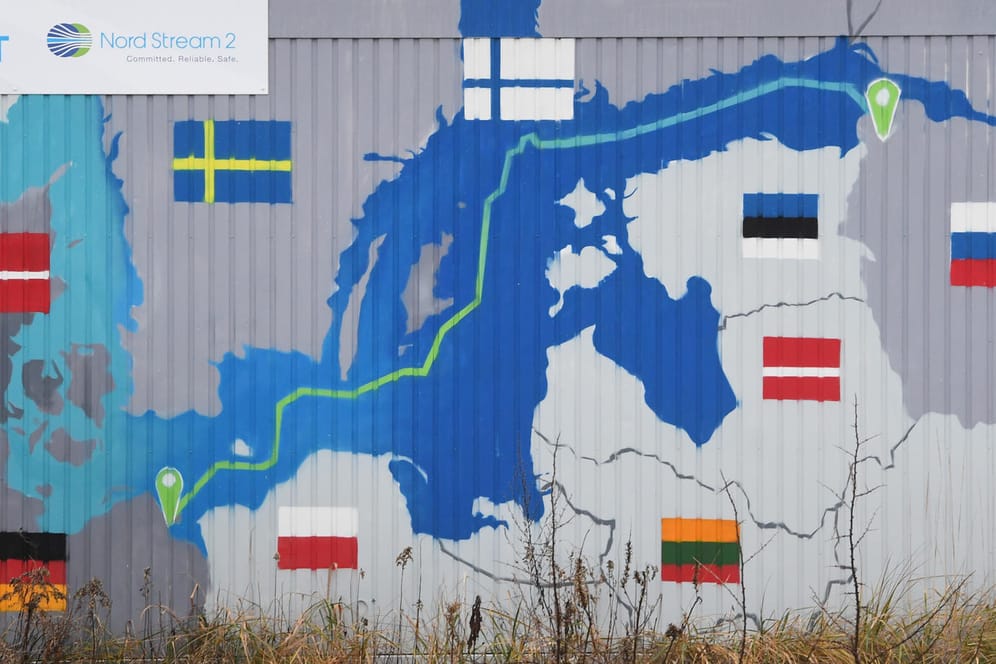 Im Gewerbegebiet Lubmin: Auf einem Container ist der Verlauf von Nord Stream 2 durch die Ostsee aufgemalt.