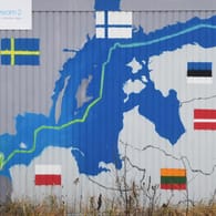Im Gewerbegebiet Lubmin: Auf einem Container ist der Verlauf von Nord Stream 2 durch die Ostsee aufgemalt.