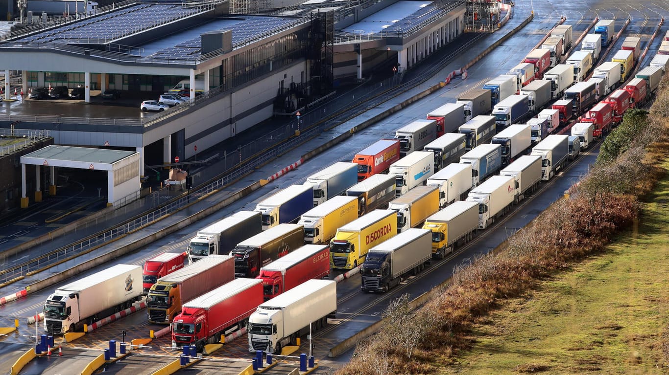 Lastwagen stehen im Grenzkontrollbereich des Hafens von Dover (Symbolbild): Der Warenhandel mit der EU wurde durch den Brexit erschwert.