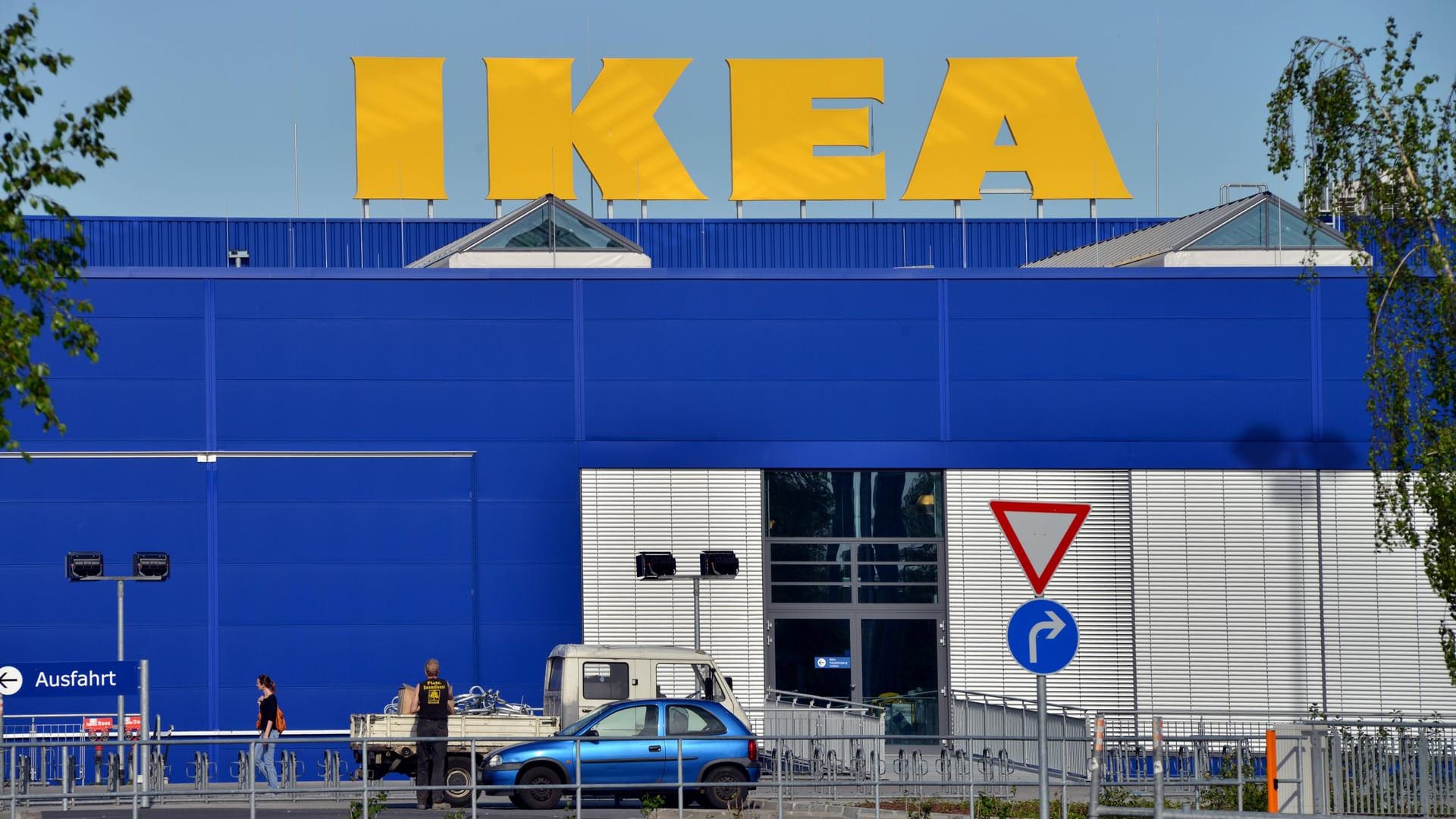 Blick auf die Ikea-Filiale in Schöneberg (Archivbild): Vor dem Möbelhaus wurde ein Geldtransporter ausgeraubt. Blick auf die Ikea-Filiale in Schöneberg (Archivbild): Vor dem Möbelhaus wurde ein Geldtransporter ausgeraubt.