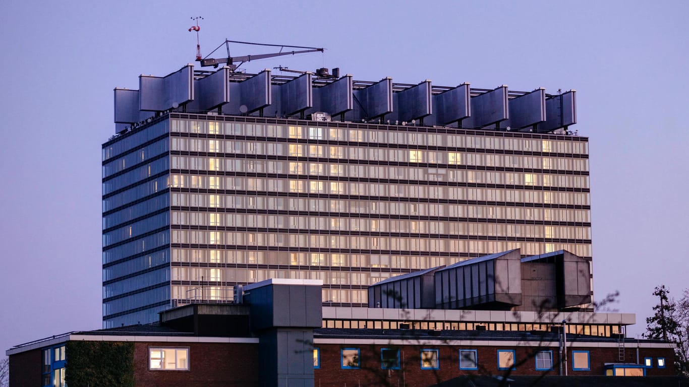 Blick auf den Bettenhaus der Uniklinik Köln (Archivbild): Die Mitarbeiter des Krankenhauses bekommen am Rosenmontag frei.