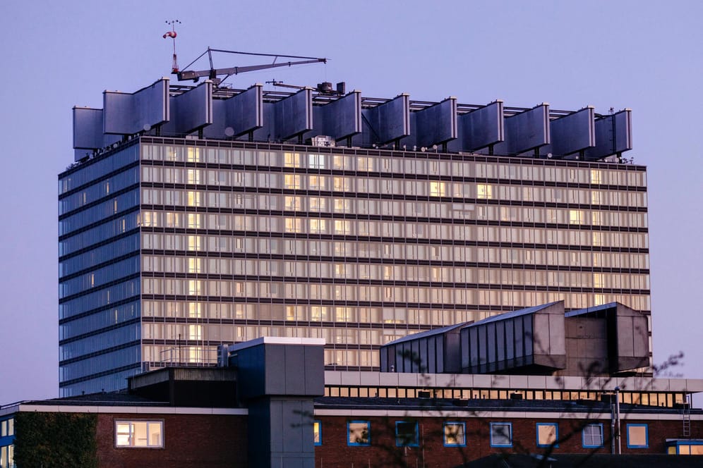 Blick auf den Bettenhaus der Uniklinik Köln (Archivbild): Die Mitarbeiter des Krankenhauses bekommen am Rosenmontag frei.
