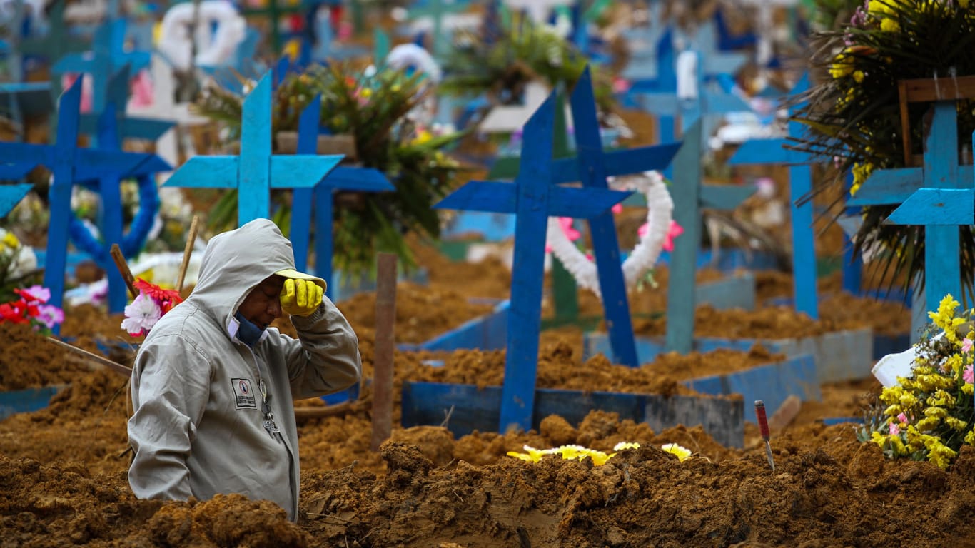 Mann in frisch ausgehobenem Grab im Mai 2020: Schon während der ersten Corona-Welle in Brasilien brach das Gesundheitssystem in Manaus zusammen (Archivbild).