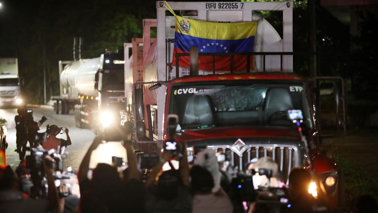 Sauerstoff-Lieferung aus Venezuela: Die Lastwagen wurden von bewaffneten Polizisten begleitet.
