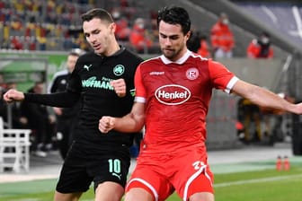 Branimir Hrgota (li.) lässt sich von Luka Krajnc abdrängen: Düsseldorf gleicht gegen Fürth aus.