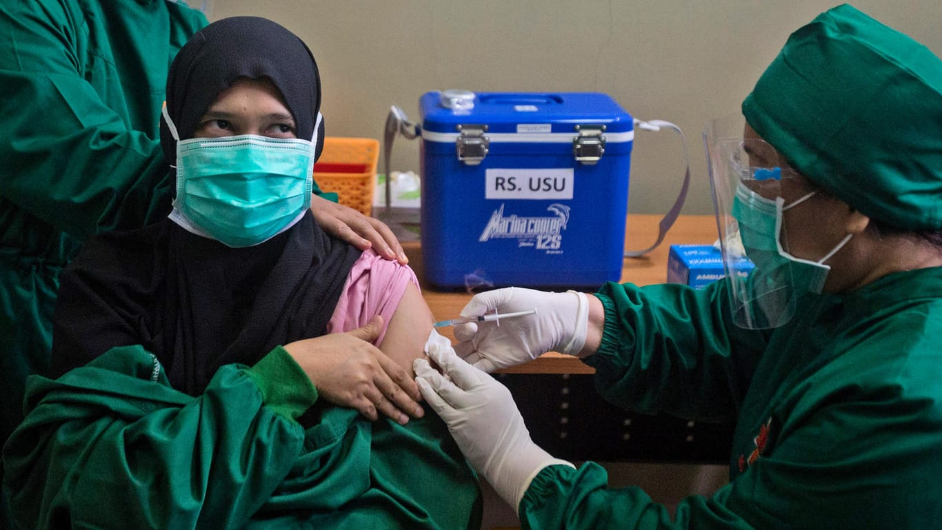 Impfung in Indonesien: Das Land schützt zuerst die jüngeren Leute.