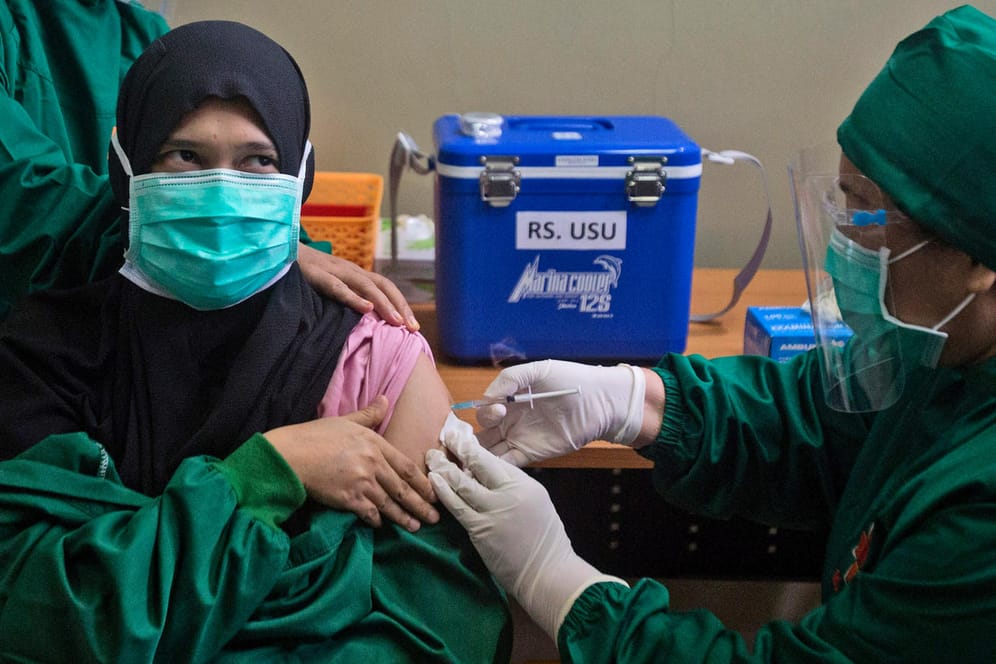 Impfung in Indonesien: Das Land schützt zuerst die jüngeren Leute.