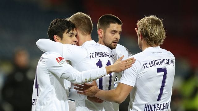 Torschütze John-Patrick Strauß (l-r) feiert seinen Treffer zum 1:0 gegen den VfL mit Florian Krüger, Dimitrij Nazarov und Jan Hochscheidt. Torschütze John-Patrick Strauß (l-r) feiert seinen Treffer zum 1:0 gegen den VfL mit Florian Krüger, Dimitrij Nazarov und Jan Hochscheidt.