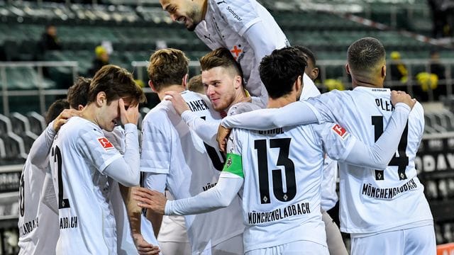 Die Spieler jubeln: Borussia Mönchengladbach hat die Gäste aus Dortmund mit 4:2 besiegt.