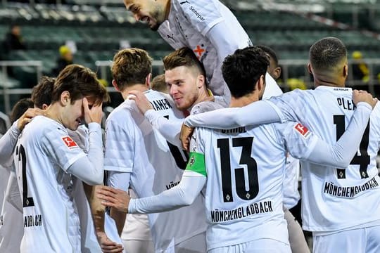 Die Spieler jubeln: Borussia Mönchengladbach hat die Gäste aus Dortmund mit 4:2 besiegt.