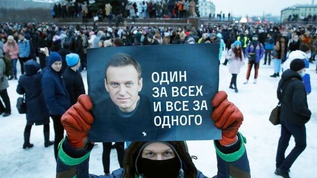 "Einer für alle und alle für einen": Ein Demonstrant in St. "Einer für alle und alle für einen": Ein Demonstrant in St.