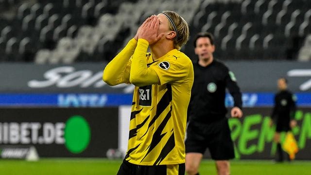 Dortmunds Erling Haaland reagiert enttäuscht nach dem Spiel. Dortmunds Erling Haaland reagiert enttäuscht nach dem Spiel.
