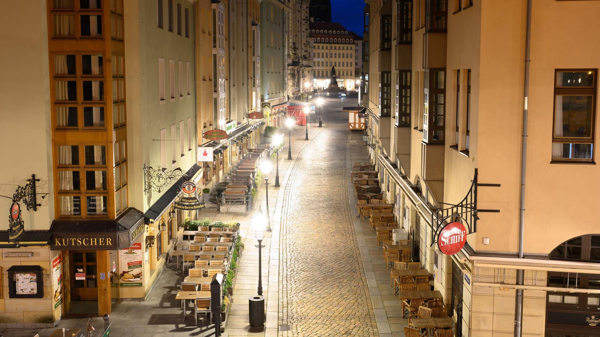 Dresden: Leere Tische und Stühle stehen vor geschlossenen Restaurants auf der Münzgasse.