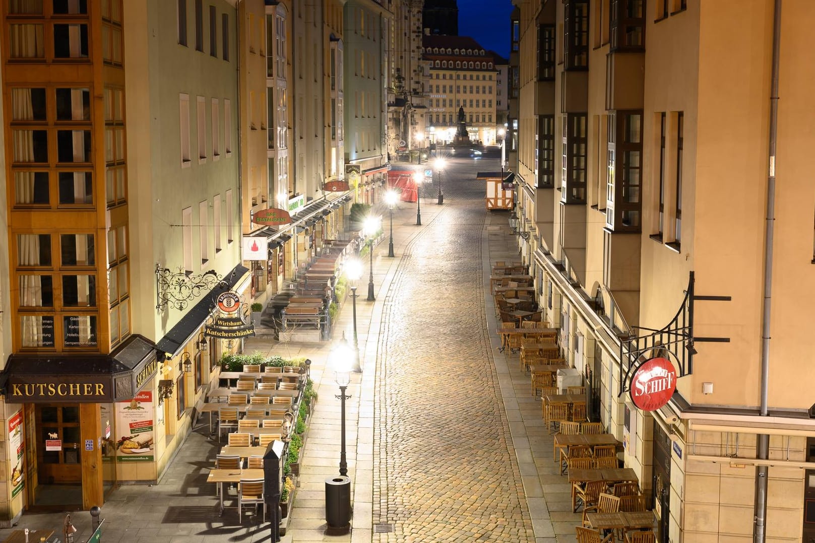 Dresden: Leere Tische und Stühle stehen vor geschlossenen Restaurants auf der Münzgasse.