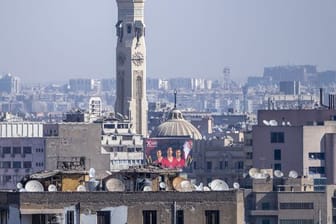WM-Gastgeber Ägypten wurde von Deutschland als Hochrisikogebiet eingestuft: Eine Plakat zur WM ist im Stadtzentrum von Kairo zu sehen.