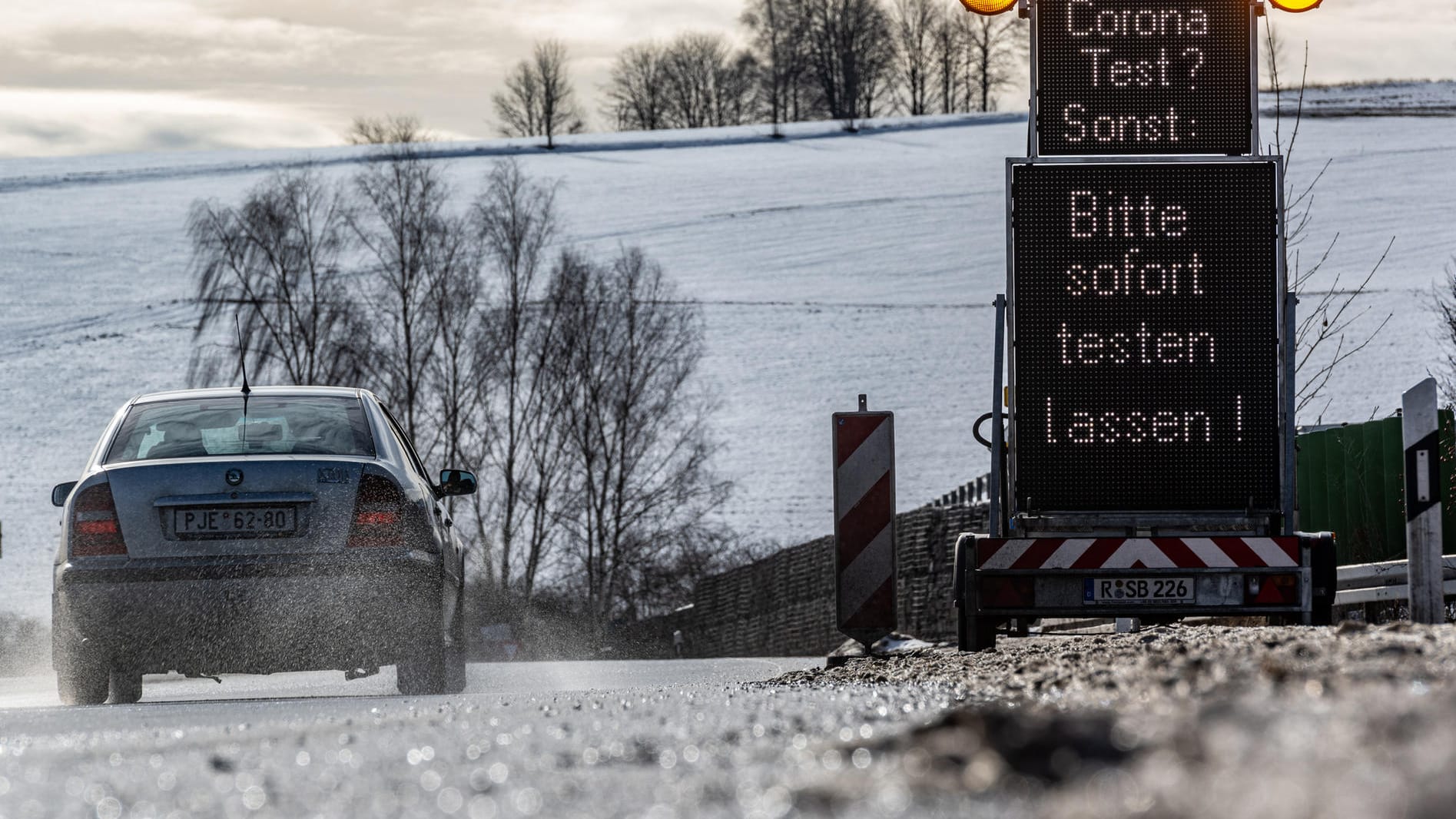 Bayern, Furth im Wald: Hinweisschilder mit der Aufschrift ·negativer Corona-Test? Bitte sofort testen lassen!· stehen kurz hinter der deutsch-tschechischen Grenze in Deutschland.