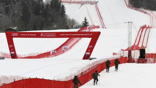 Die für Samstag geplante Hahnenkamm-Abfahrt wurde abgesagt und auf Sonntag verschoben. Die für Samstag geplante Hahnenkamm-Abfahrt wurde abgesagt und auf Sonntag verschoben.