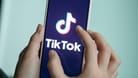 Nach dem Tod einer Zehnjährigen bei einer sogenannten "Blackout Challenge" auf Tiktok hat Italien den Zugang zu Tiktok für Nutzer gesperrt.