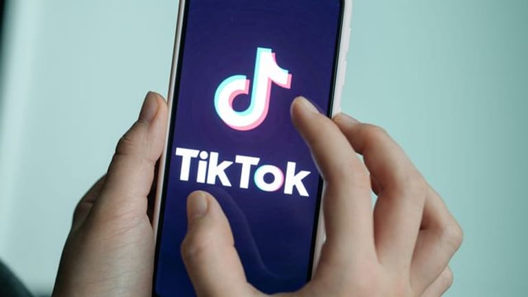 Nach dem Tod einer Zehnjährigen bei einer sogenannten "Blackout Challenge" auf Tiktok hat Italien den Zugang zu Tiktok für Nutzer gesperrt.
