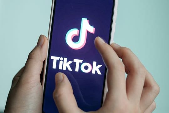 Nach dem Tod einer Zehnjährigen bei einer sogenannten "Blackout Challenge" auf Tiktok hat Italien den Zugang zu Tiktok für Nutzer gesperrt.