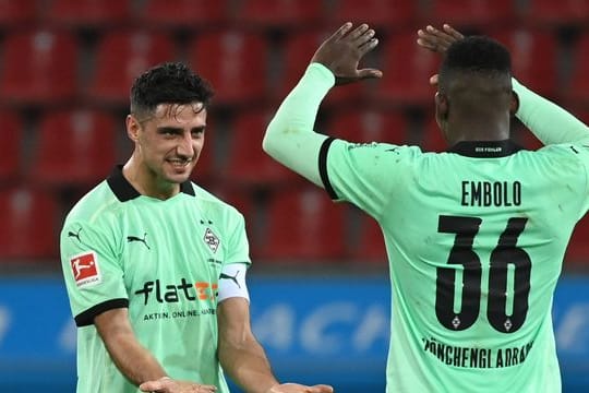 Nimmt Breel Embolo (r) in die Pflicht: Gladbach-Kapitän Lars Stindl.