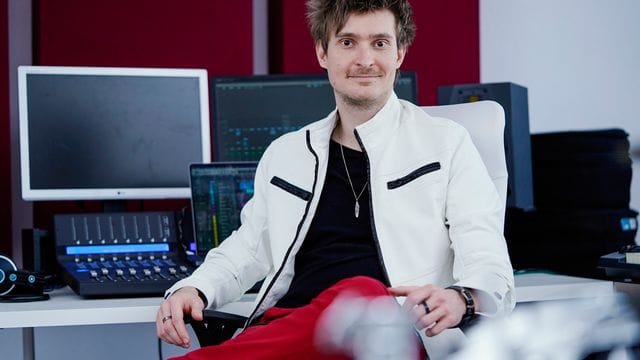 Dominik Rivinius steuert für das Stück "Alfred’s Theme" von Eminem den Orchesterpart im Hintergrund bei.