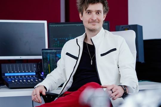 Dominik Rivinius steuert für das Stück "Alfred’s Theme" von Eminem den Orchesterpart im Hintergrund bei.