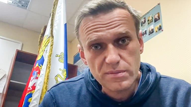 Russland, Chimki: Das Videostandbild des Youtube-Kananals "Navalny Life" zeigt Kremlkritiker Alexej Nawalny, wie er in einer Polizeistation in Chimki im Moskauer Gebiet auf eine Gerichtsverhandlung wartet.