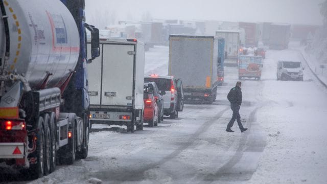 Fahrzeuge stehen auf der A72 bei Schnee im Stau