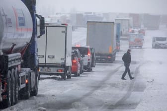 Fahrzeuge stehen auf der A72 bei Schnee im Stau