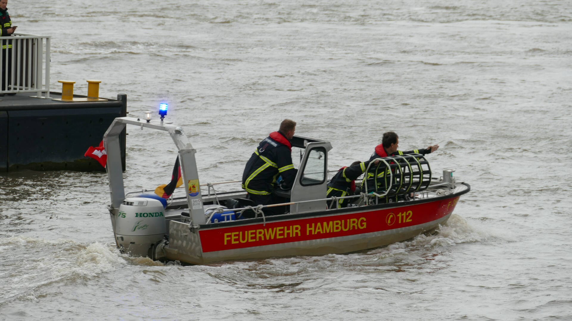 Die Feuerwehr Hamburg auf dem Wasser (Archivbild): In der Hansestadt ist ein toter Mann aus dem Wasser geborgen worden. Die Feuerwehr Hamburg auf dem Wasser (Archivbild): In der Hansestadt ist ein toter Mann aus dem Wasser geborgen worden.