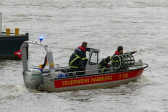 Die Feuerwehr Hamburg auf dem Wasser (Archivbild): In der Hansestadt ist ein toter Mann aus dem Wasser geborgen worden.