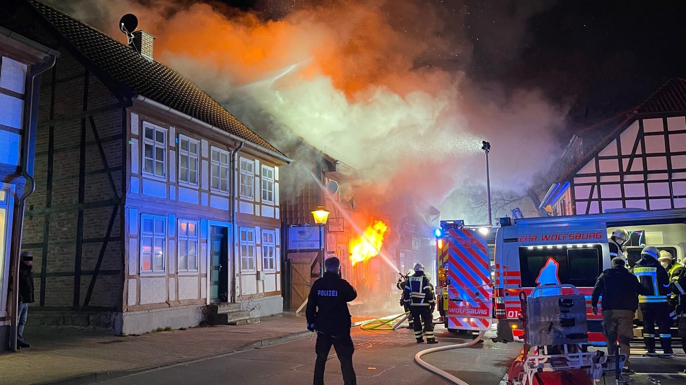 Ein Fachwerkhaus steht in Flammen: In Wolfsburg hat es einen Brand in der Fallersleber Altstadt gegeben.