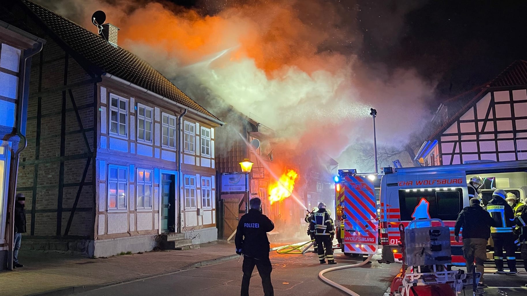 Ein Fachwerkhaus steht in Flammen: In Wolfsburg hat es einen Brand in der Fallersleber Altstadt gegeben.