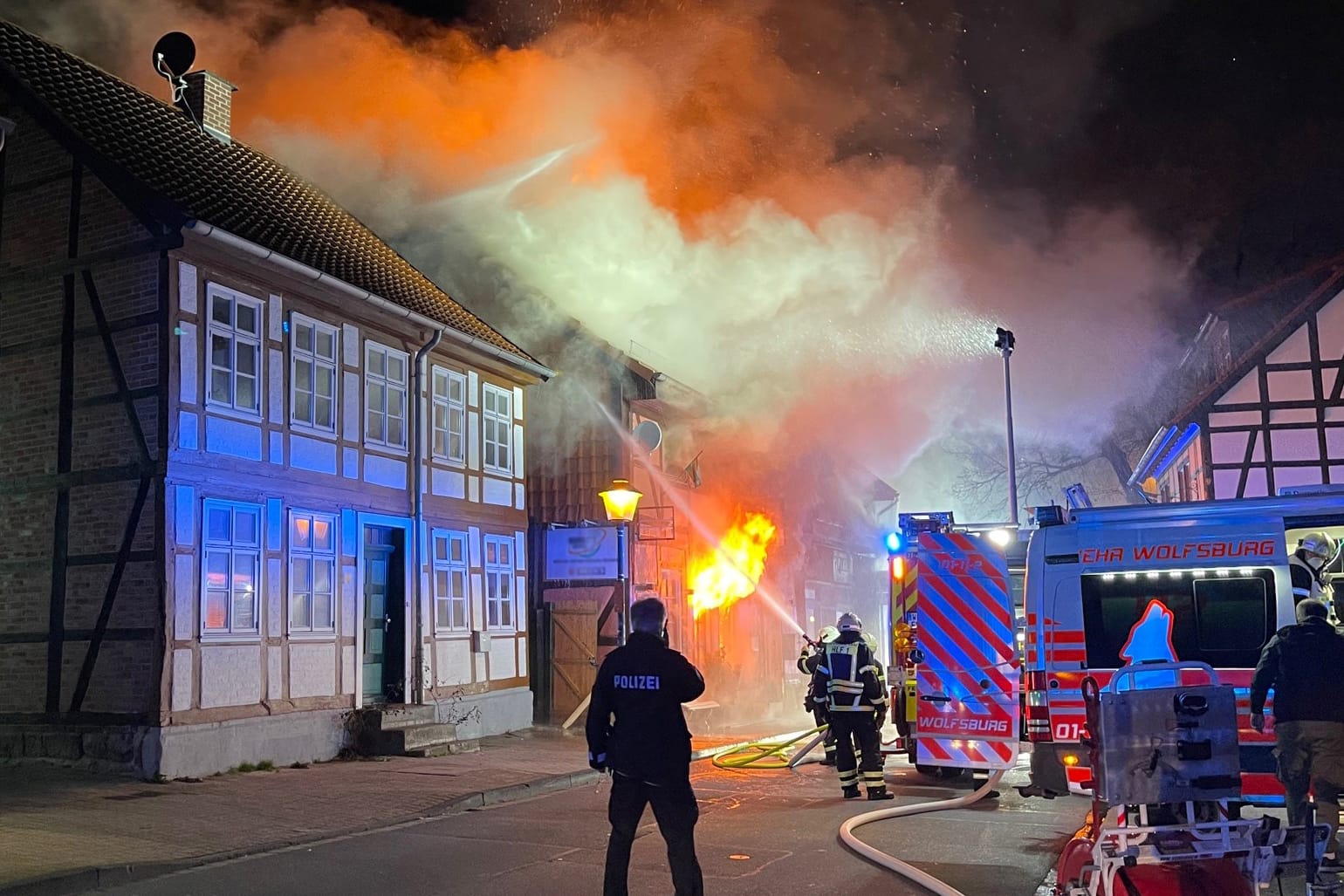 Ein Fachwerkhaus steht in Flammen: In Wolfsburg hat es einen Brand in der Fallersleber Altstadt gegeben.