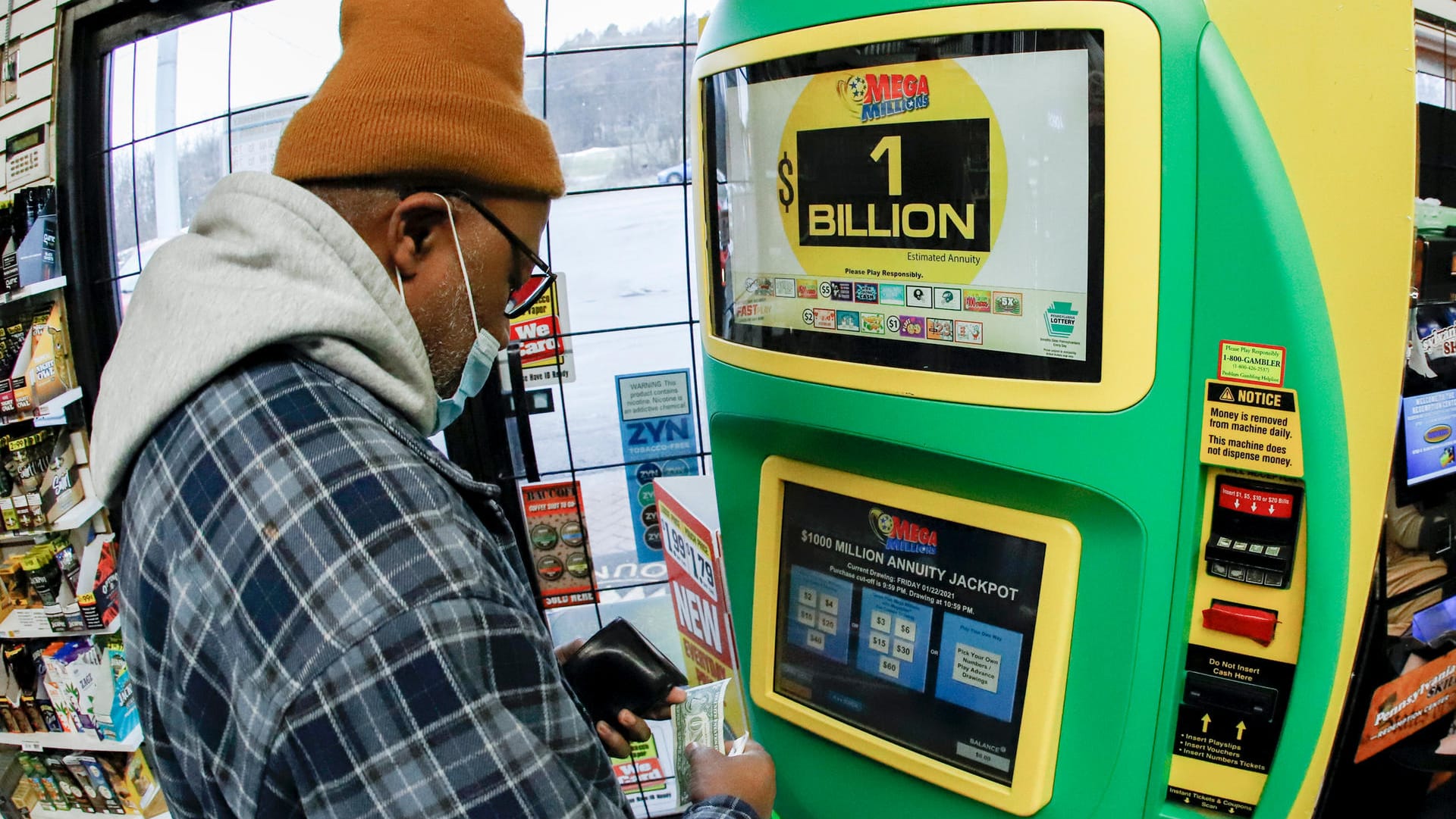 Lottoscheinautomat der US-Lotterie "Mega Millions": Der Gewinn von 739,60 Millionen Dollar ist der bislang zweithöchste in der Geschichte der Lotterie. Lottoscheinautomat der US-Lotterie "Mega Millions": Der Gewinn von 739,60 Millionen Dollar ist der bislang zweithöchste in der Geschichte der Lotterie.