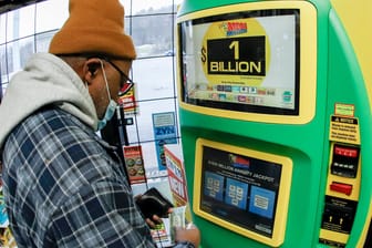 Lottoscheinautomat der US-Lotterie "Mega Millions": Der Gewinn von 739,60 Millionen Dollar ist der bislang zweithöchste in der Geschichte der Lotterie.