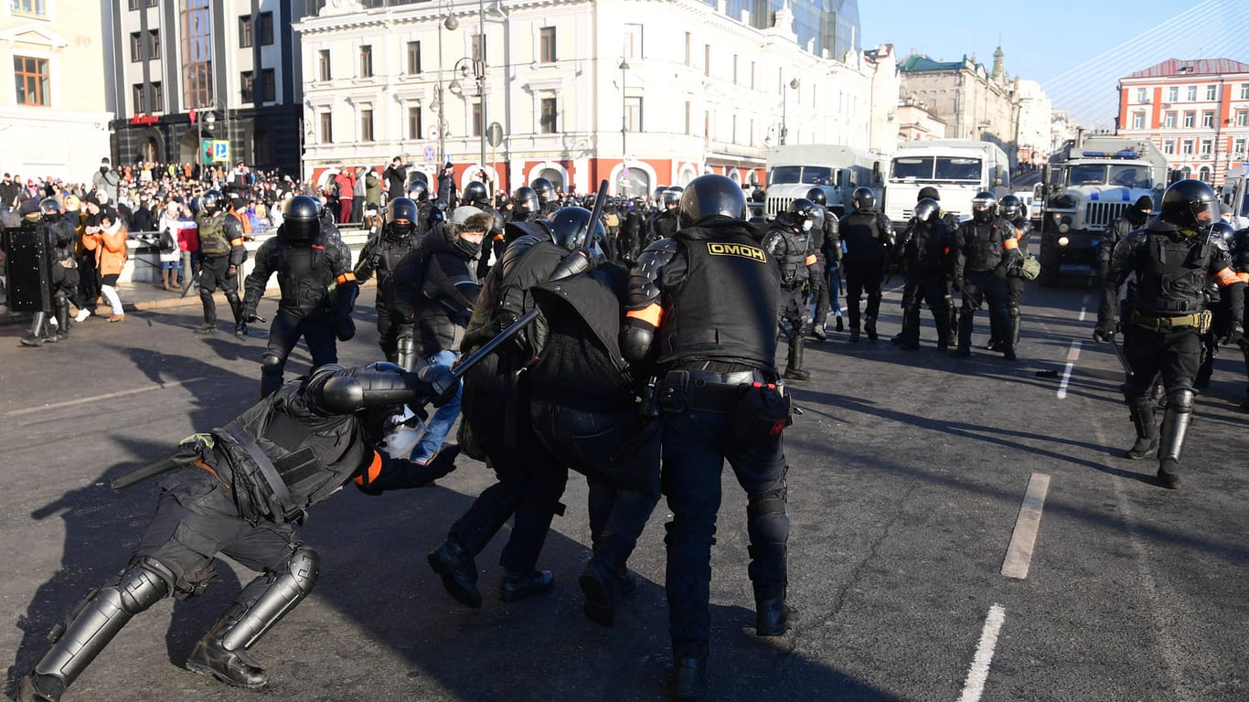 Proteste in Wladiwostok: Die Polizei führte bereits am Morgen die ersten Demonstranten ab.