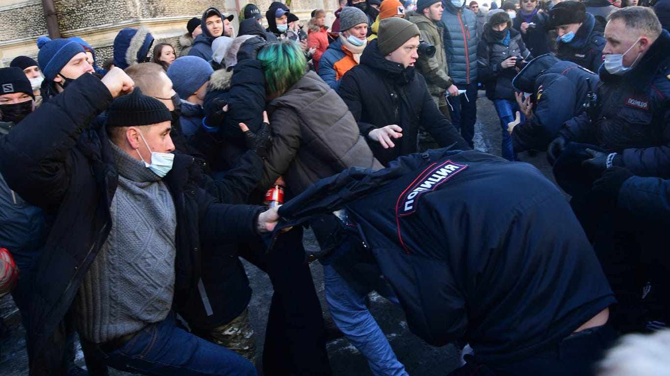 Wladiwostok am Samstag: Demonstranten schlagen sich mit der Polizei.