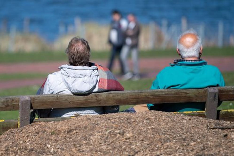 Ein älteres Paar sitzt auf einer Bank am Max-Eyth-See.
