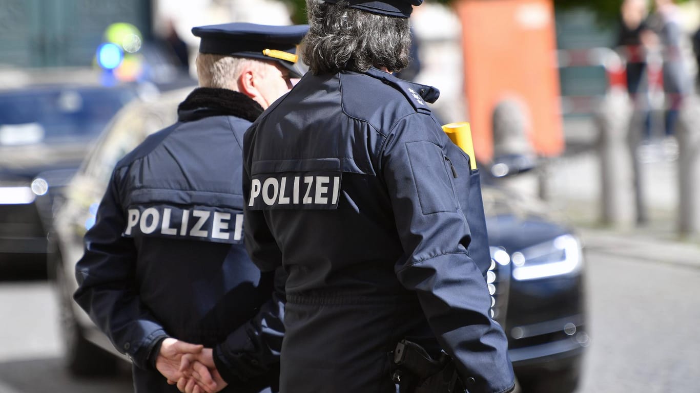 In Polizei-Uniform gekleidete Polizisten (Symbolbild): Bei einer Anti-Corona-Demo im Nürnberger Land sind drei Beamte verletzt worden.
