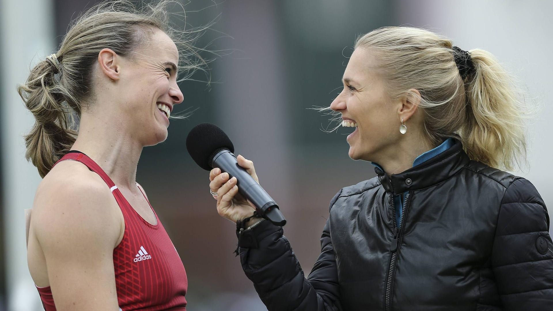 Anja Fröhlich (r.) bei einem Sportfest im Einsatz: Die Journalistin wurde bei der Biathlon-Übertragung aus dem Netz angefeindet.