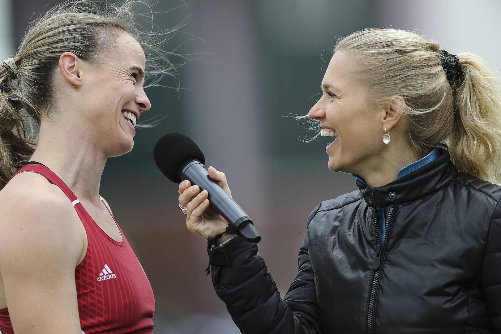 Anja Fröhlich (r.) bei einem Sportfest im Einsatz: Die Journalistin wurde bei der Biathlon-Übertragung aus dem Netz angefeindet.