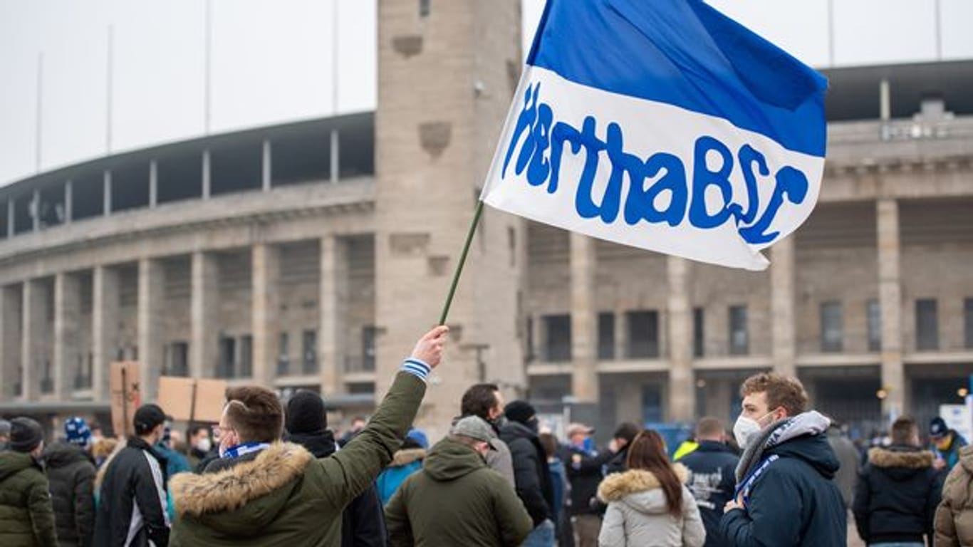 Hertha-Fans demonstrieren vor dem Olympiastadion und fordern den Rücktritt von Manager Preetz und der Club-Führung.