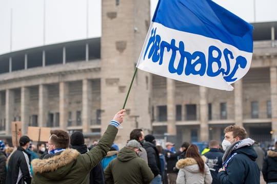 Hertha-Fans demonstrieren vor dem Olympiastadion und fordern den Rücktritt von Manager Preetz und der Club-Führung.