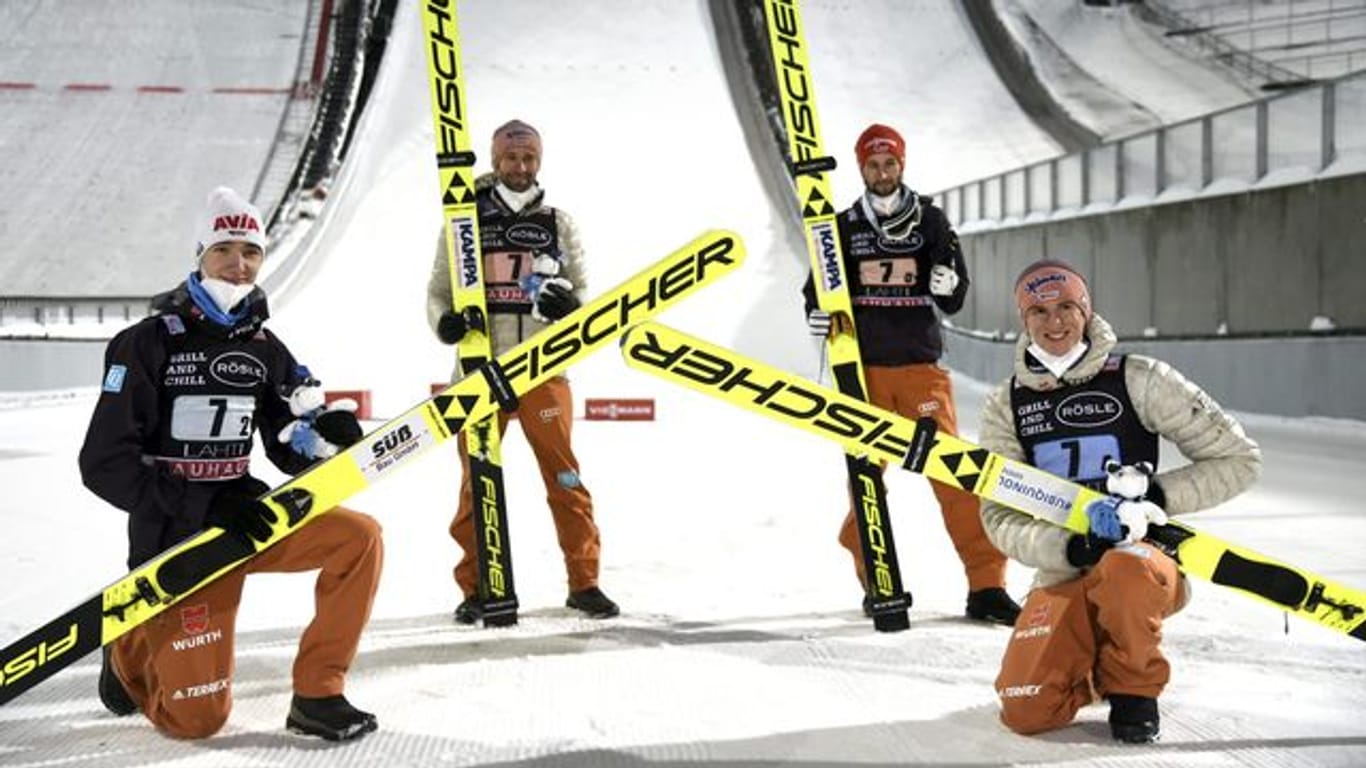 Deutschlands Skispringer Martin Hamann (l-r), Pius Paschke, Markus Eisenbichler und Karl Geiger.