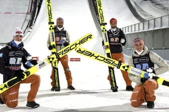 Deutschlands Skispringer Martin Hamann (l-r), Pius Paschke, Markus Eisenbichler und Karl Geiger.