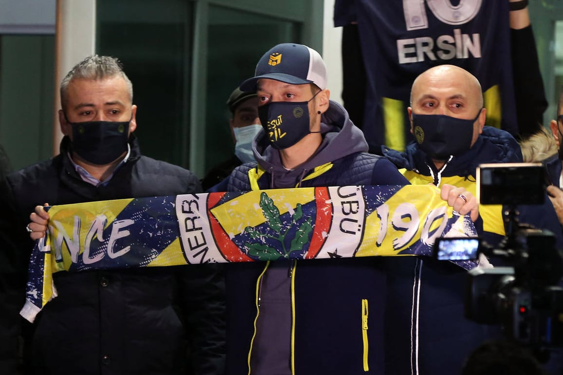 Mesut Özil bei seiner Ankunft in Istanbul: Sein neuer Klub Fenerbahce bittet um Fan-Spenden.