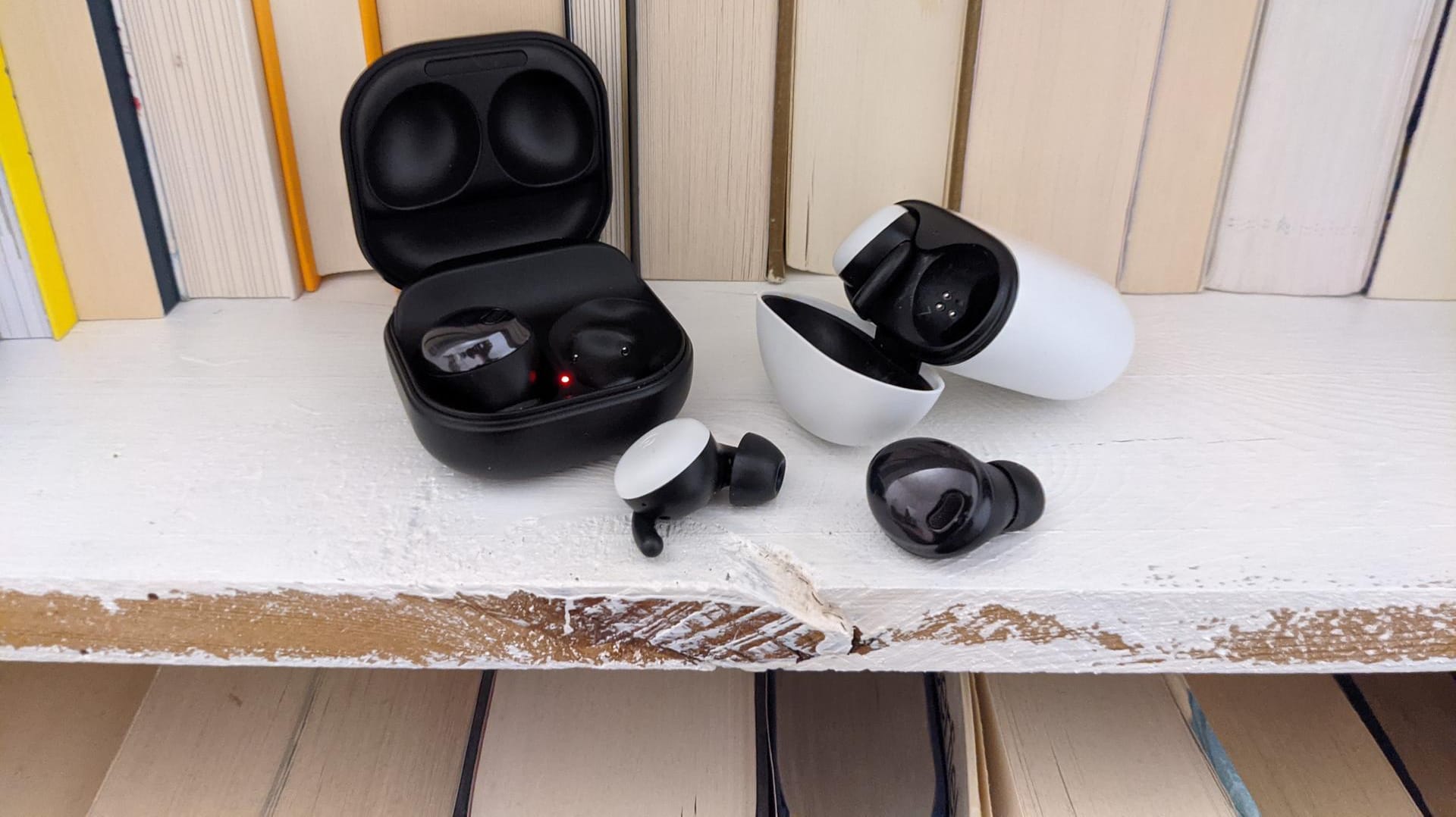 Samsung Galaxy Buds Pro und Google Pixel Buds im Vergleich: Das Ladecase von Google lässt sich lässig aufschnippen, das von Samsung ist kleiner.